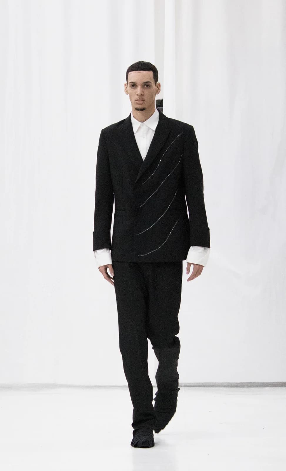 model wearing look 01 from the iseder spring/summer 2022 runway collection
