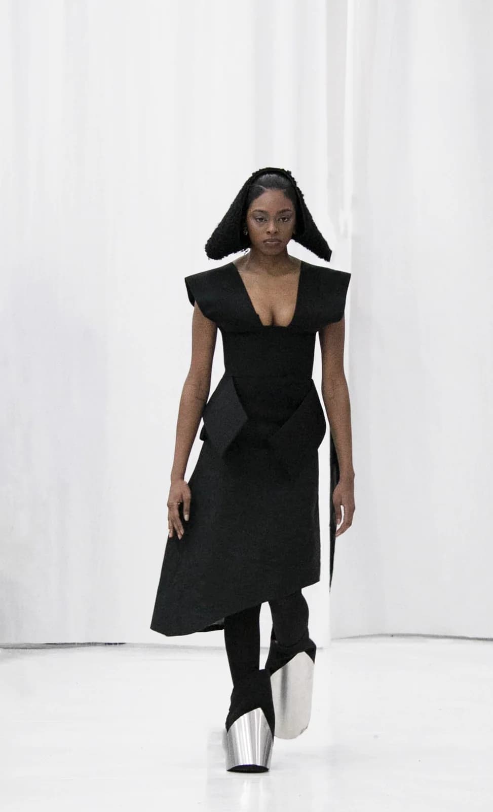 model wearing look 02 from the iseder spring/summer 2022 runway collection