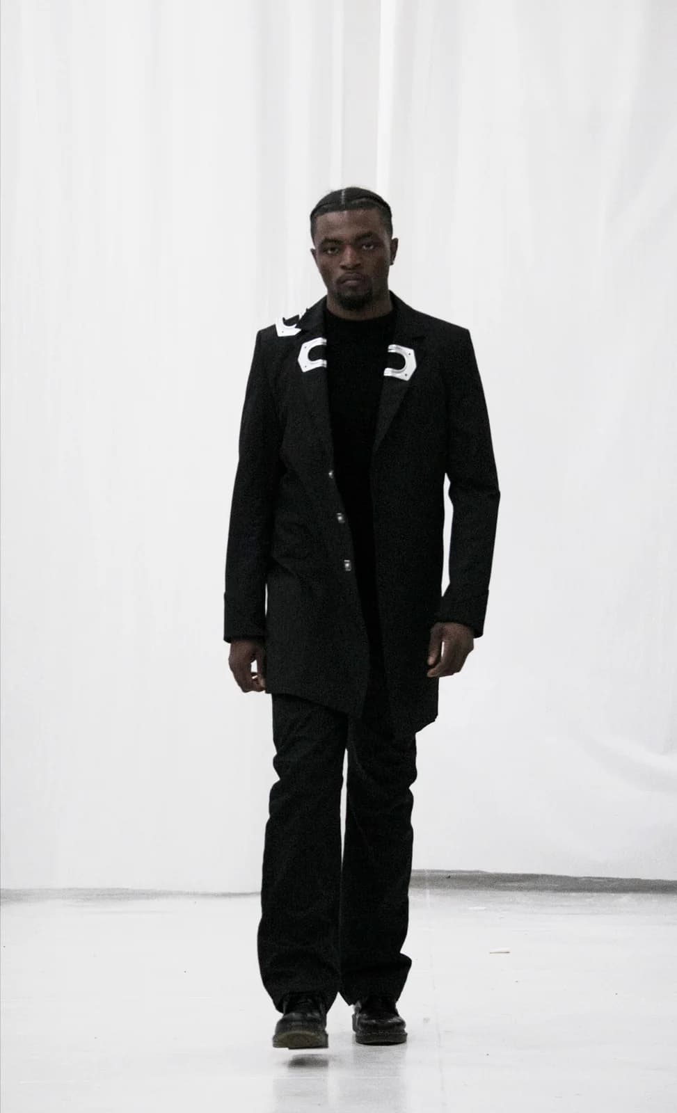 model wearing look 03 from the iseder spring/summer 2022 runway collection