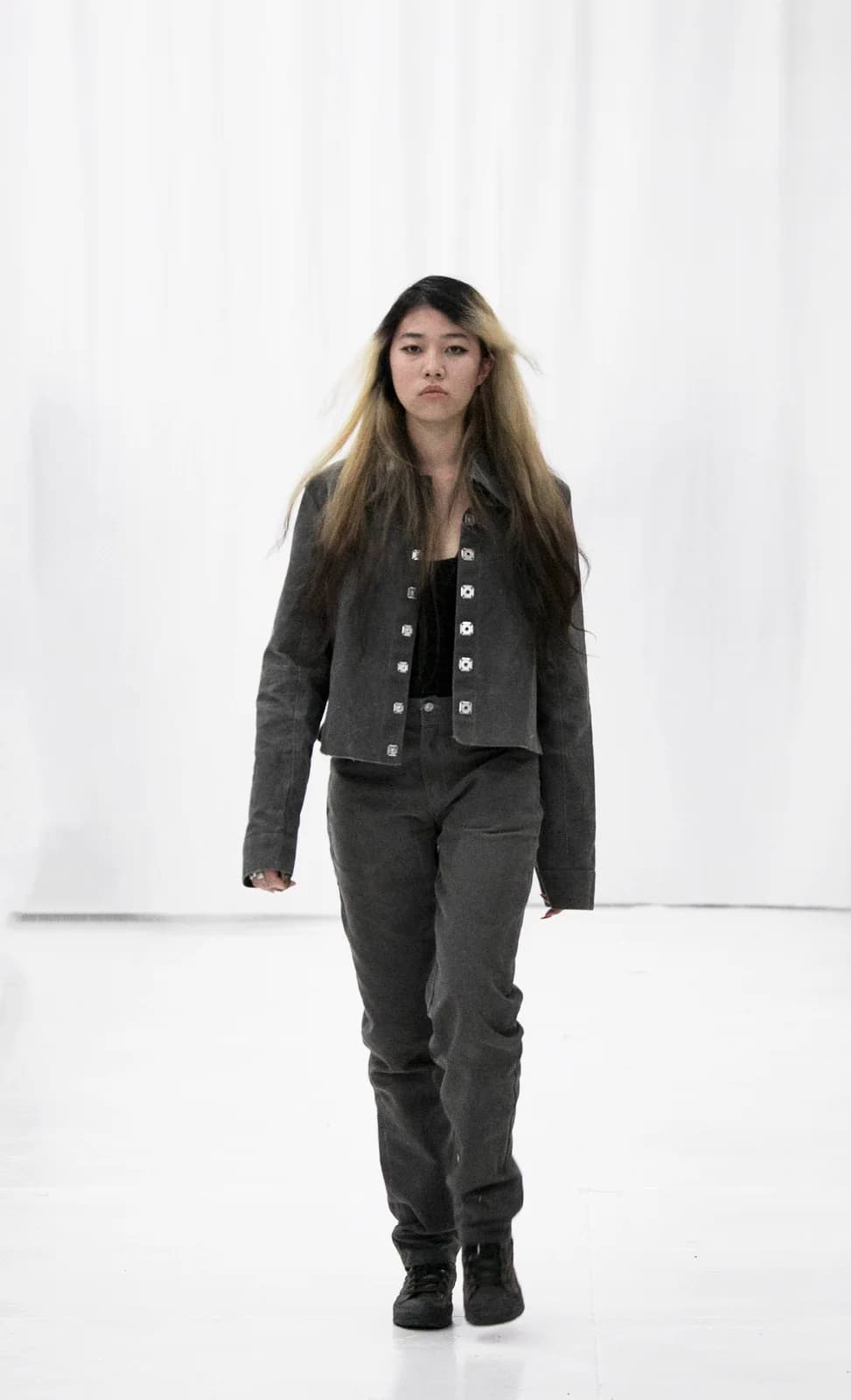 model wearing look 04 from the iseder spring/summer 2022 runway collection