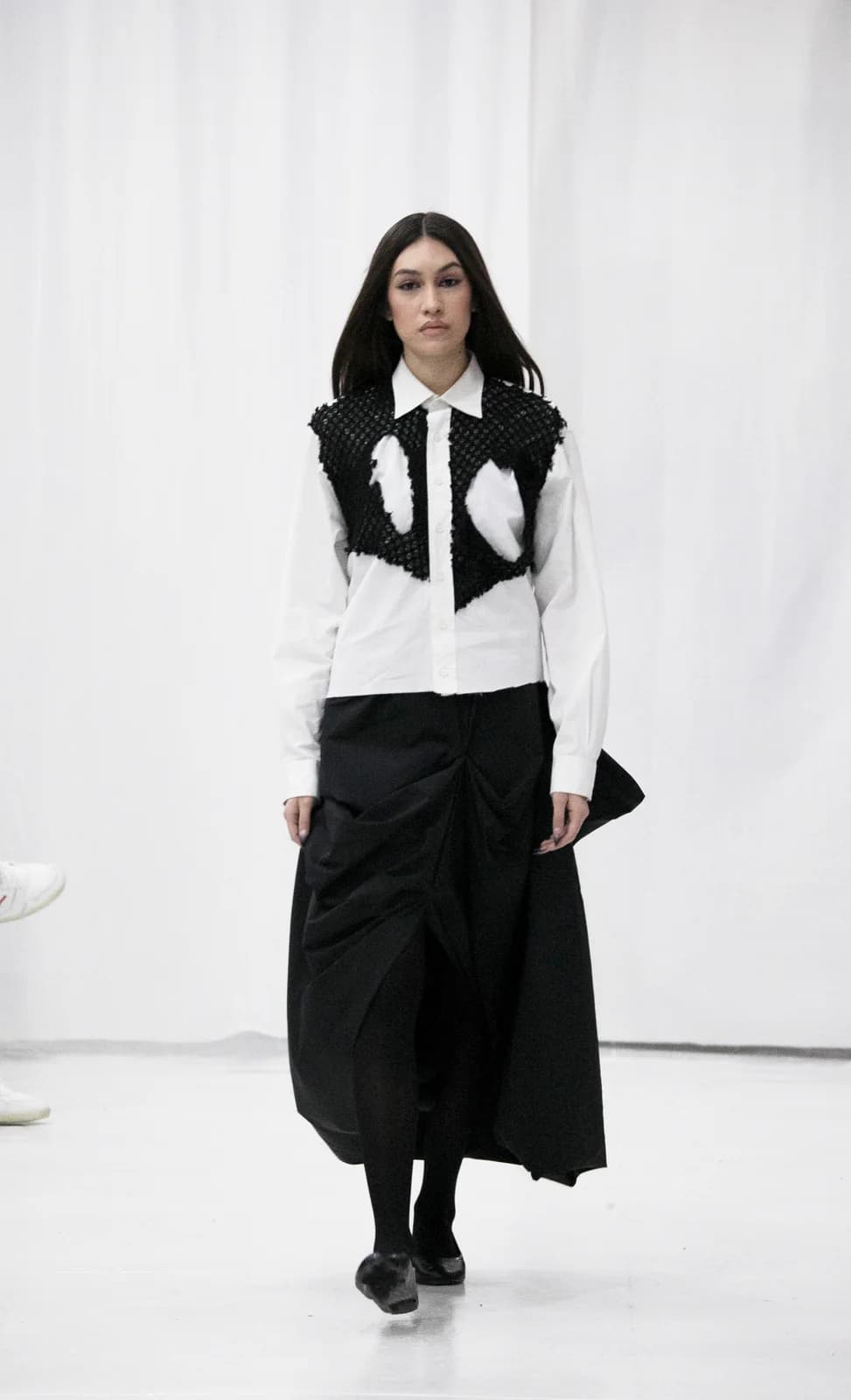 model wearing look 05 from the iseder spring/summer 2022 runway collection
