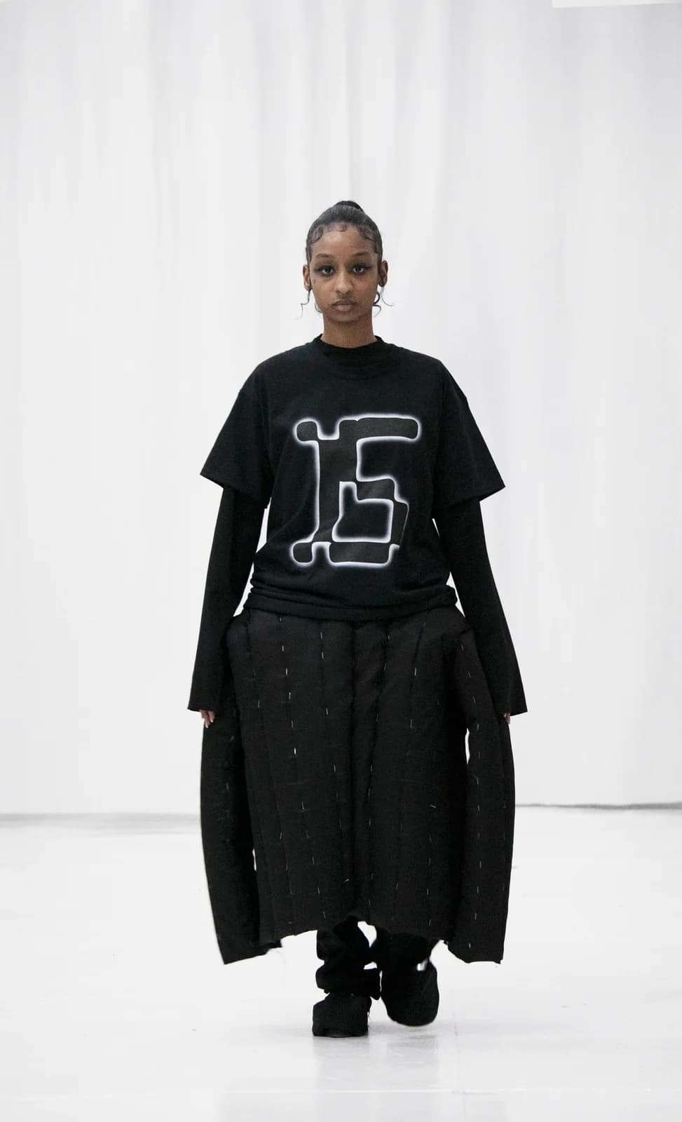 model wearing look 06 from the iseder spring/summer 2022 runway collection