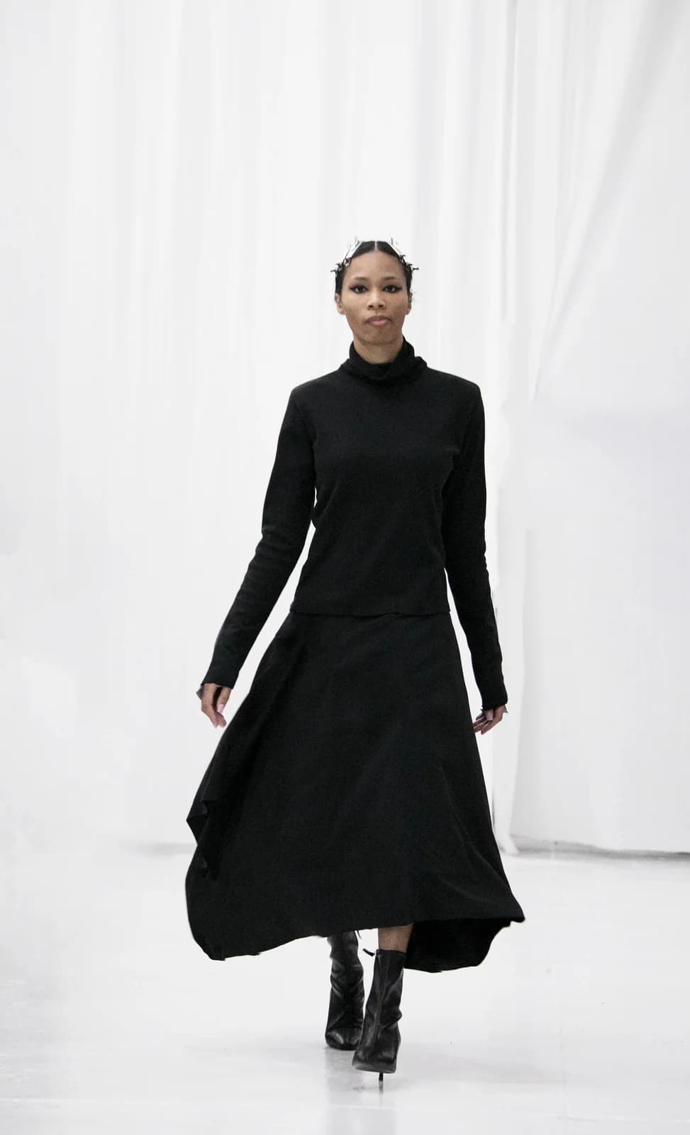 model wearing look 08 from the iseder spring/summer 2022 runway collection