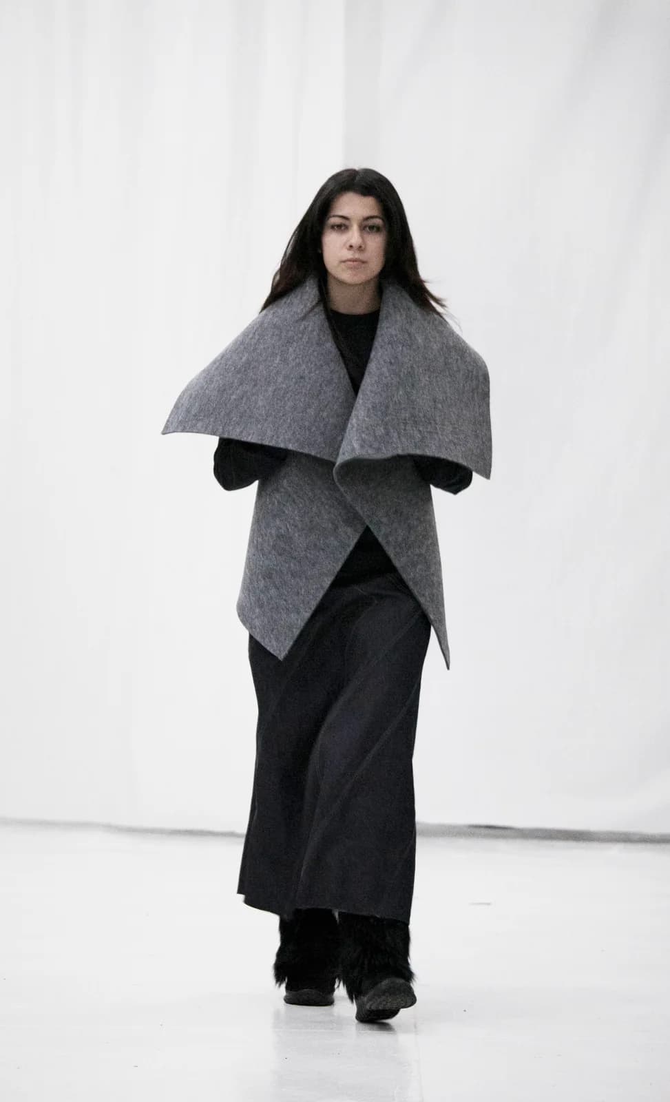 model wearing look 10 from the iseder spring/summer 2022 runway collection