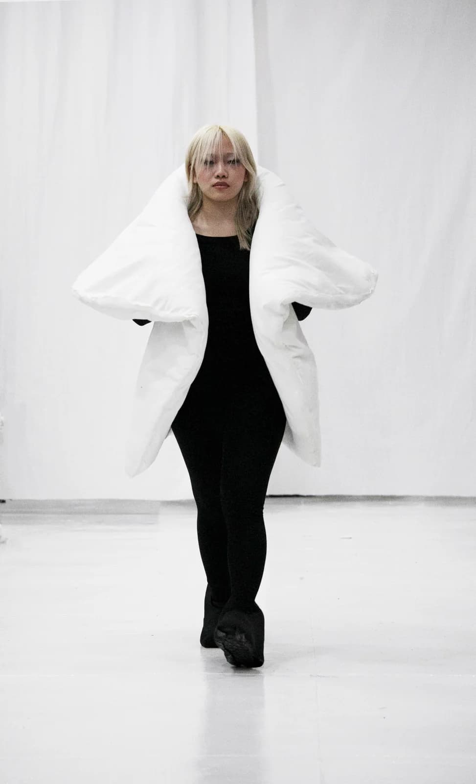 model wearing look 11 from the iseder spring/summer 2022 runway collection