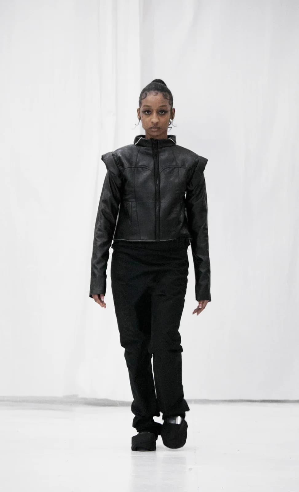model wearing look 12 from the iseder spring/summer 2022 runway collection