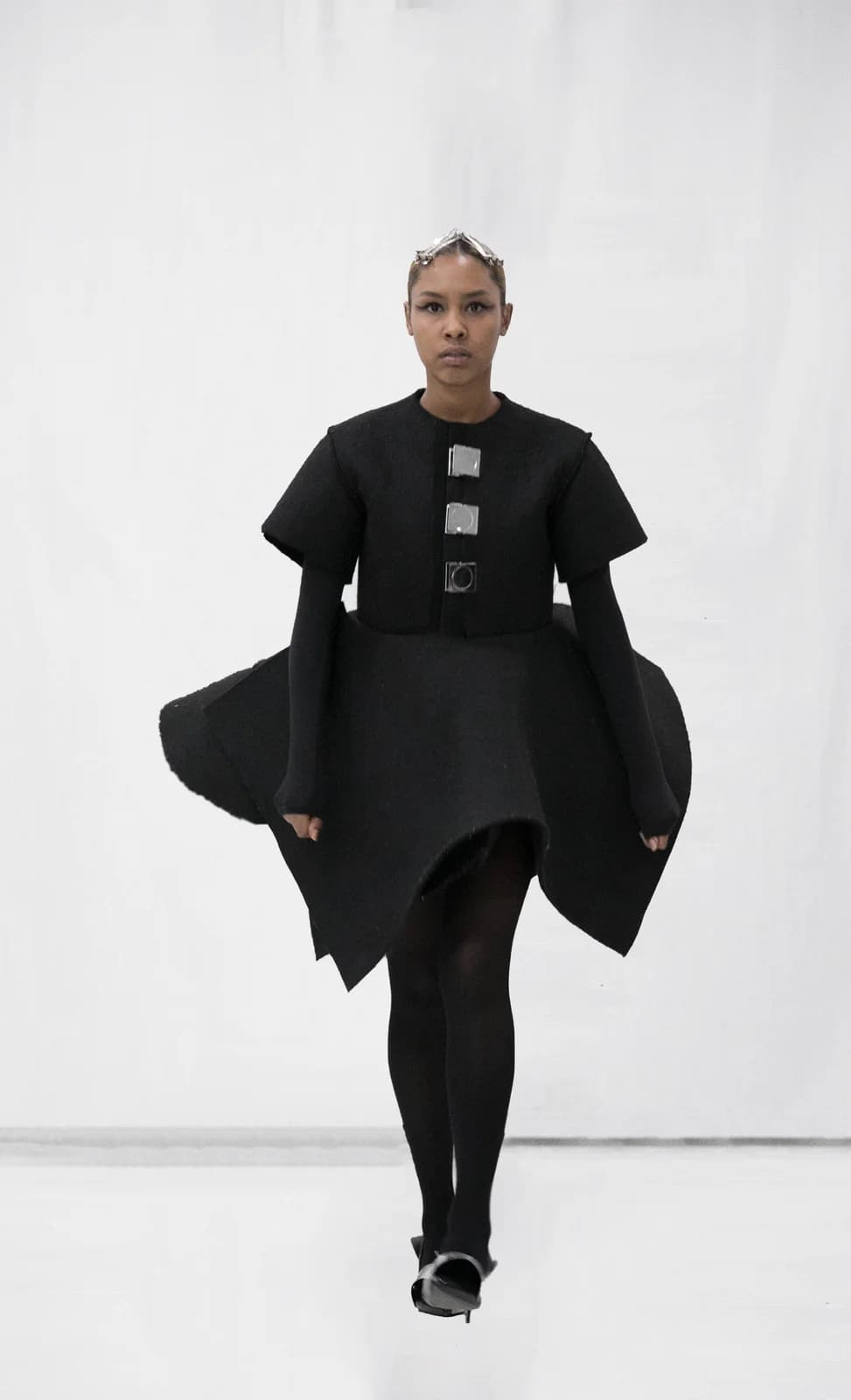 model wearing look 13 from the iseder spring/summer 2022 runway collection