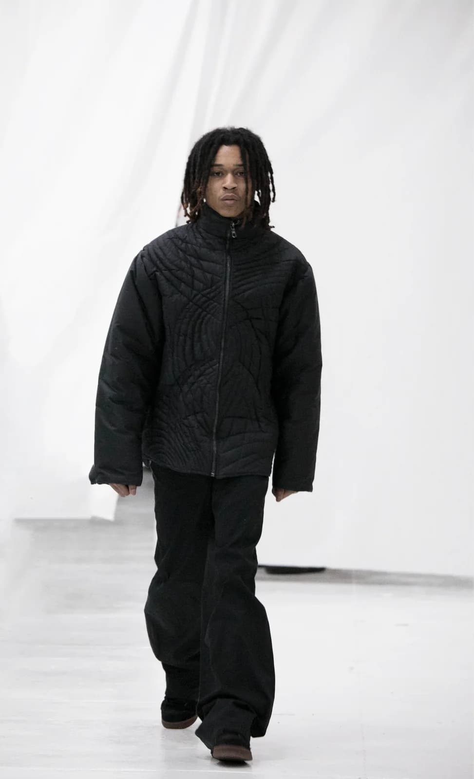model wearing look 14 from the iseder spring/summer 2022 runway collection
