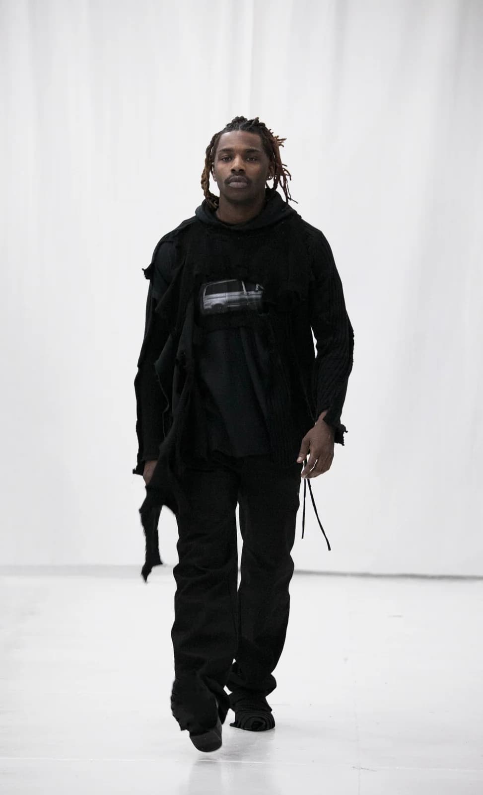model wearing look 15 from the iseder spring/summer 2022 runway collection