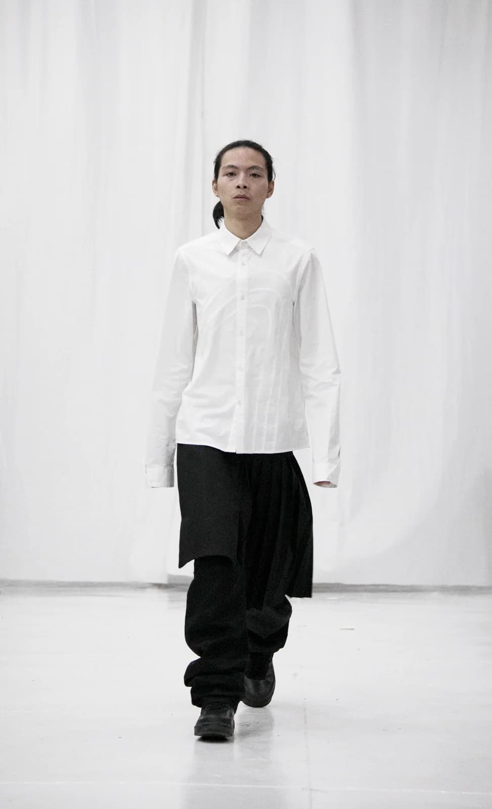 model wearing look 16 from the iseder spring/summer 2022 runway collection