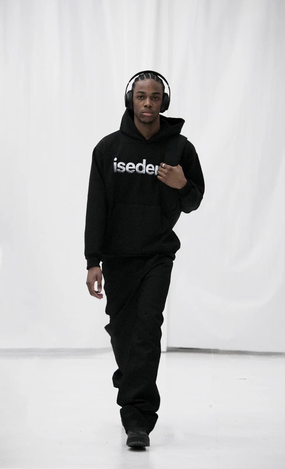 model wearing look 17 from the iseder spring/summer 2022 runway collection