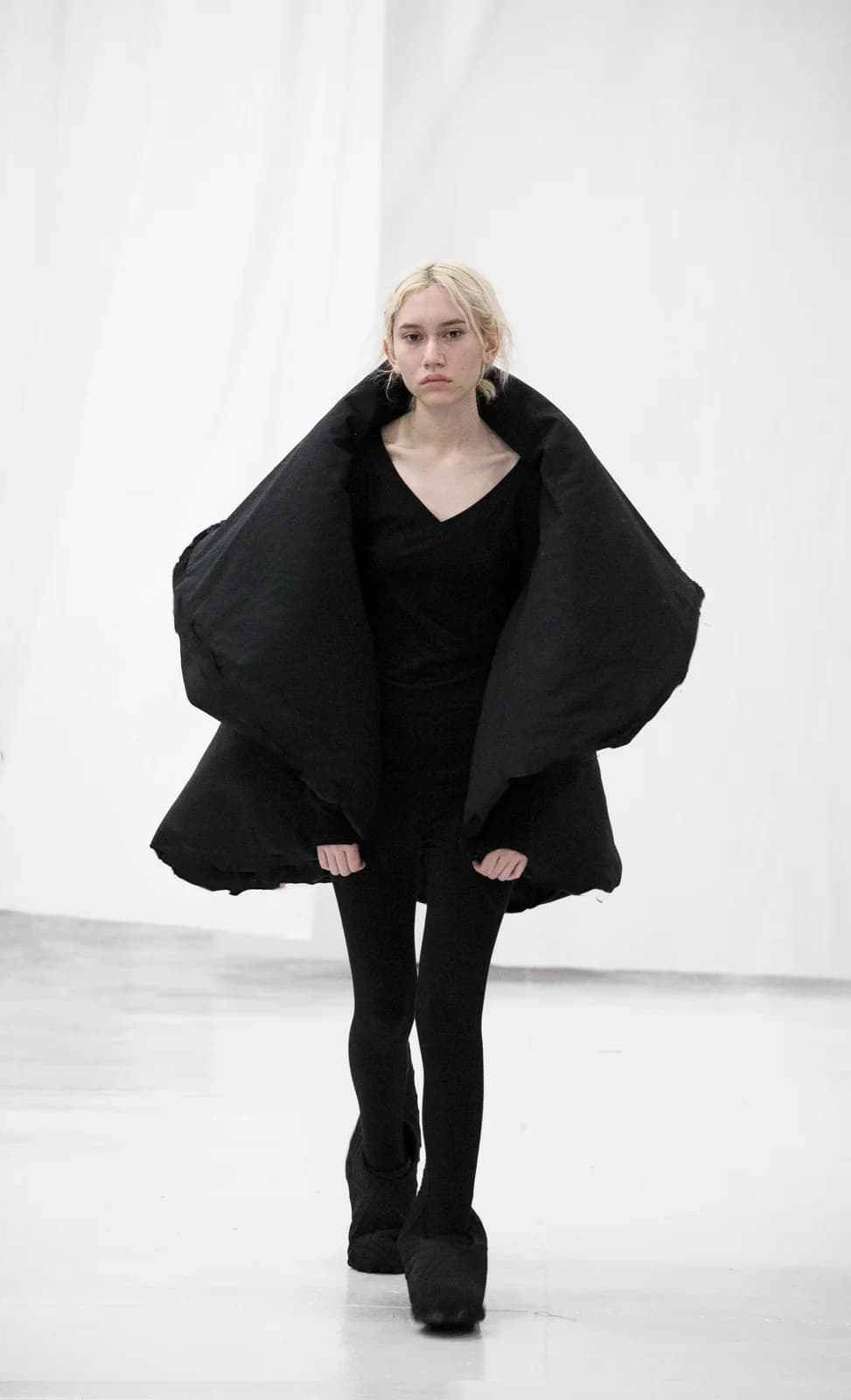 model wearing look 18 from the iseder spring/summer 2022 runway collection