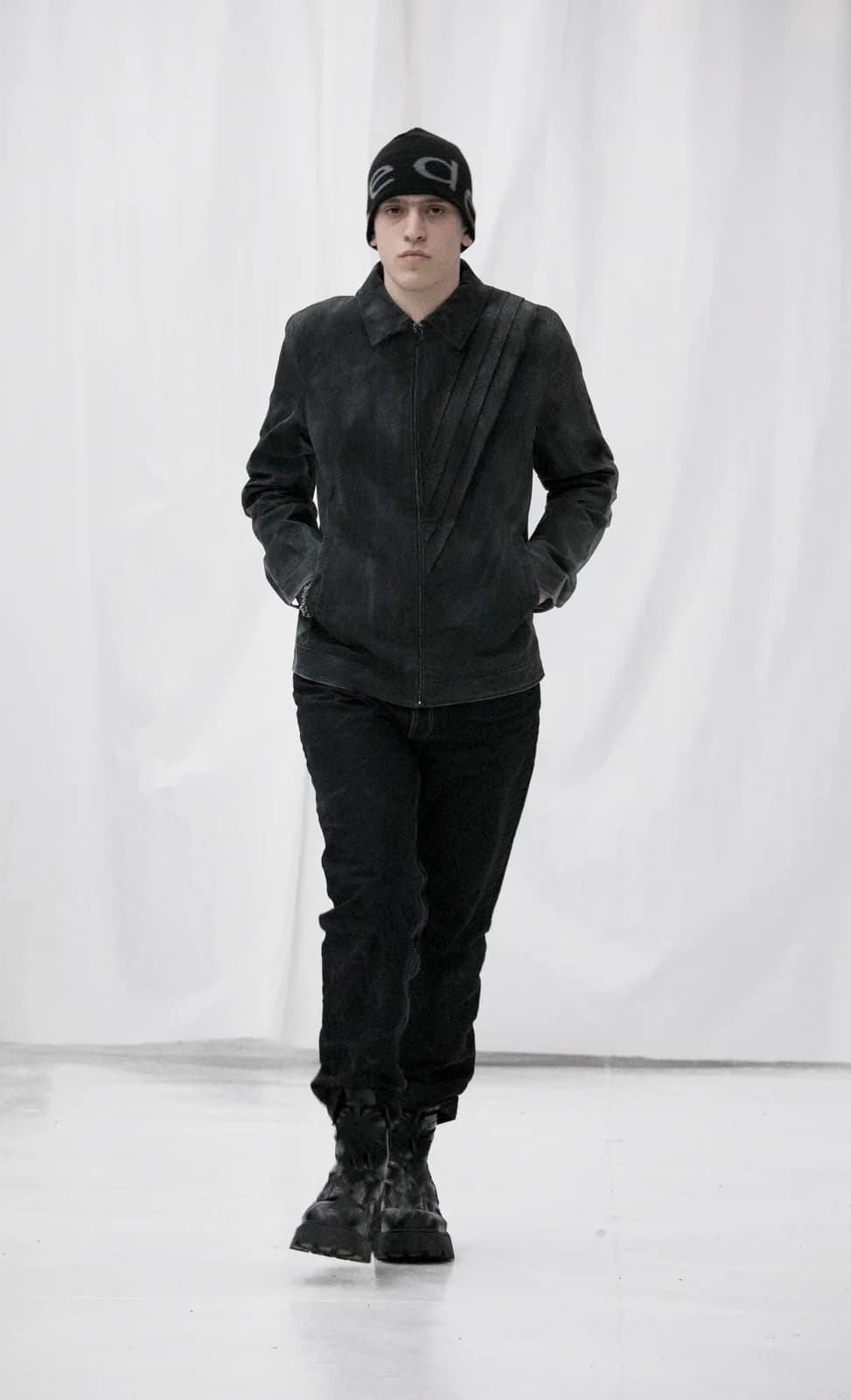model wearing look 19 from the iseder spring/summer 2022 runway collection