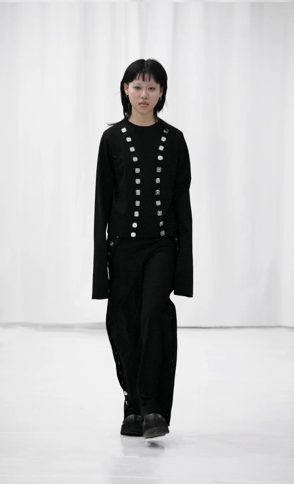 model wearing look 20 from the iseder spring/summer 2022 runway collection