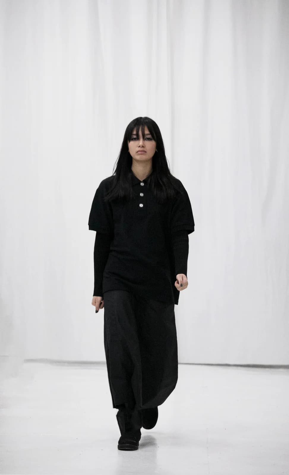 model wearing look 21 from the iseder spring/summer 2022 runway collection