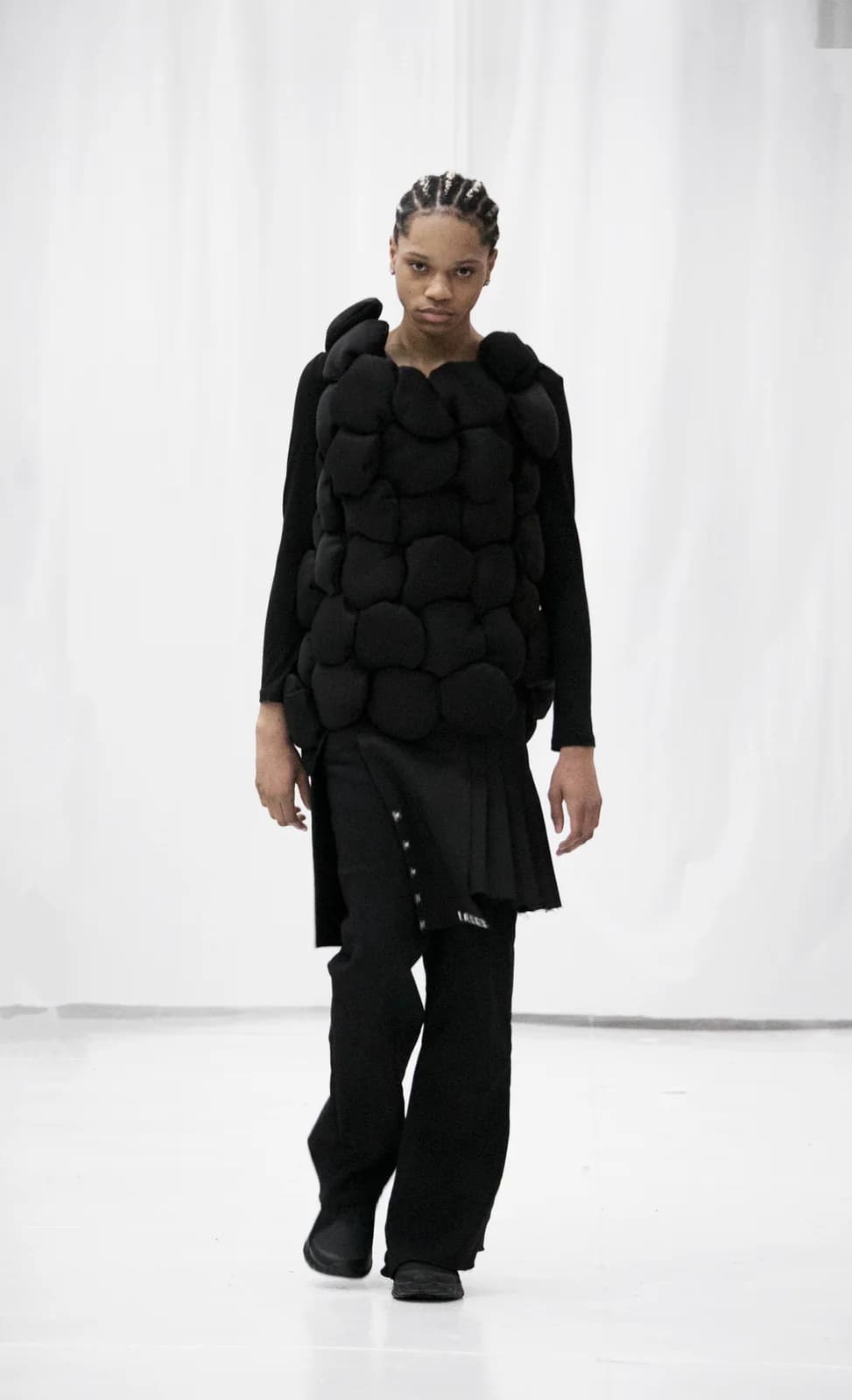 model wearing look 22 from the iseder spring/summer 2022 runway collection