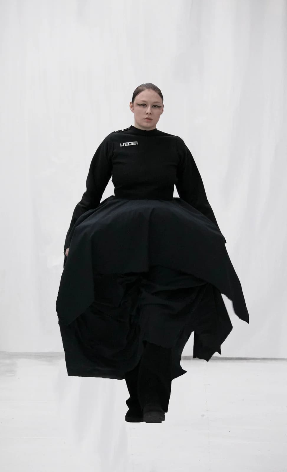 model wearing look 23 from the iseder spring/summer 2022 runway collection