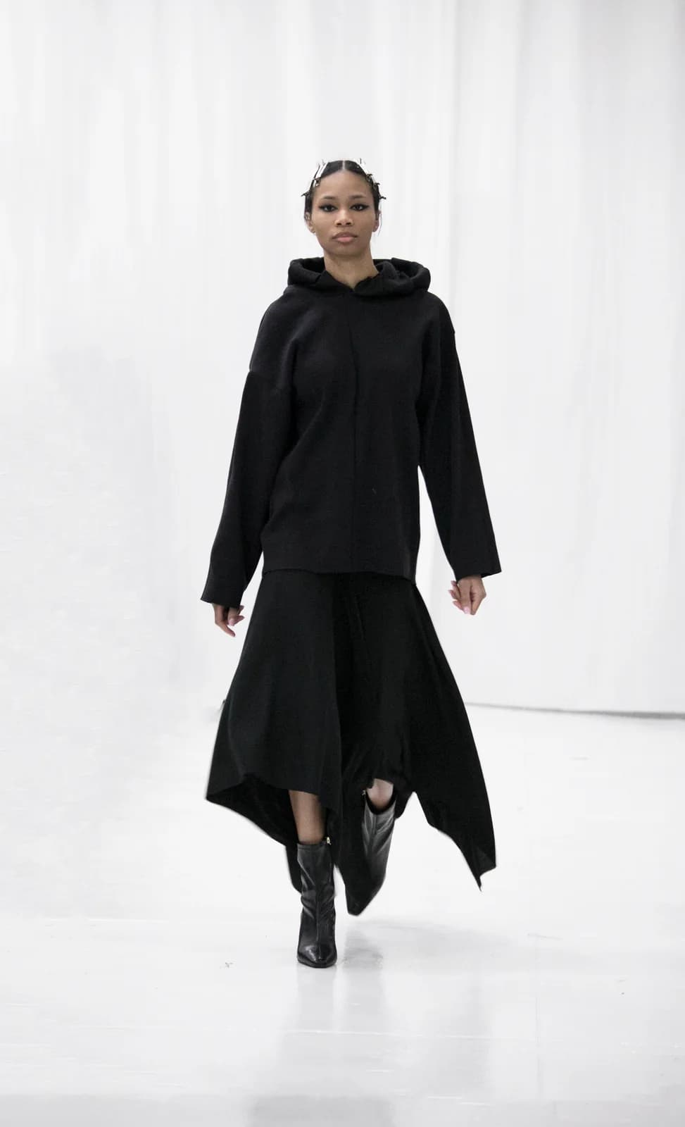 model wearing look 24 from the iseder spring/summer 2022 runway collection