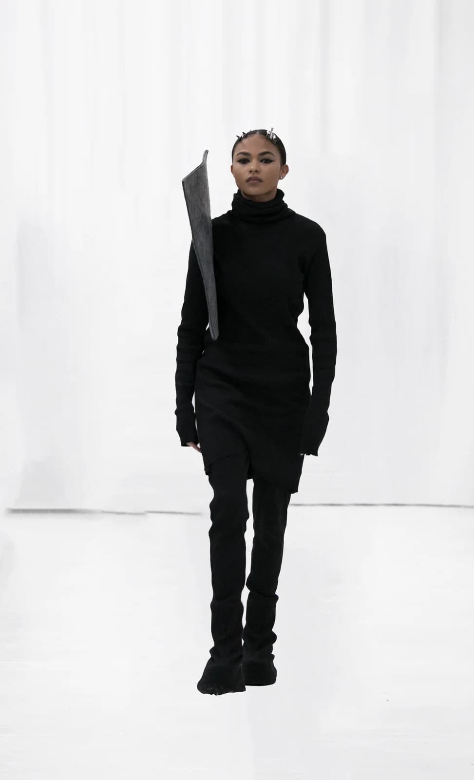 model wearing look 25 from the iseder spring/summer 2022 runway collection