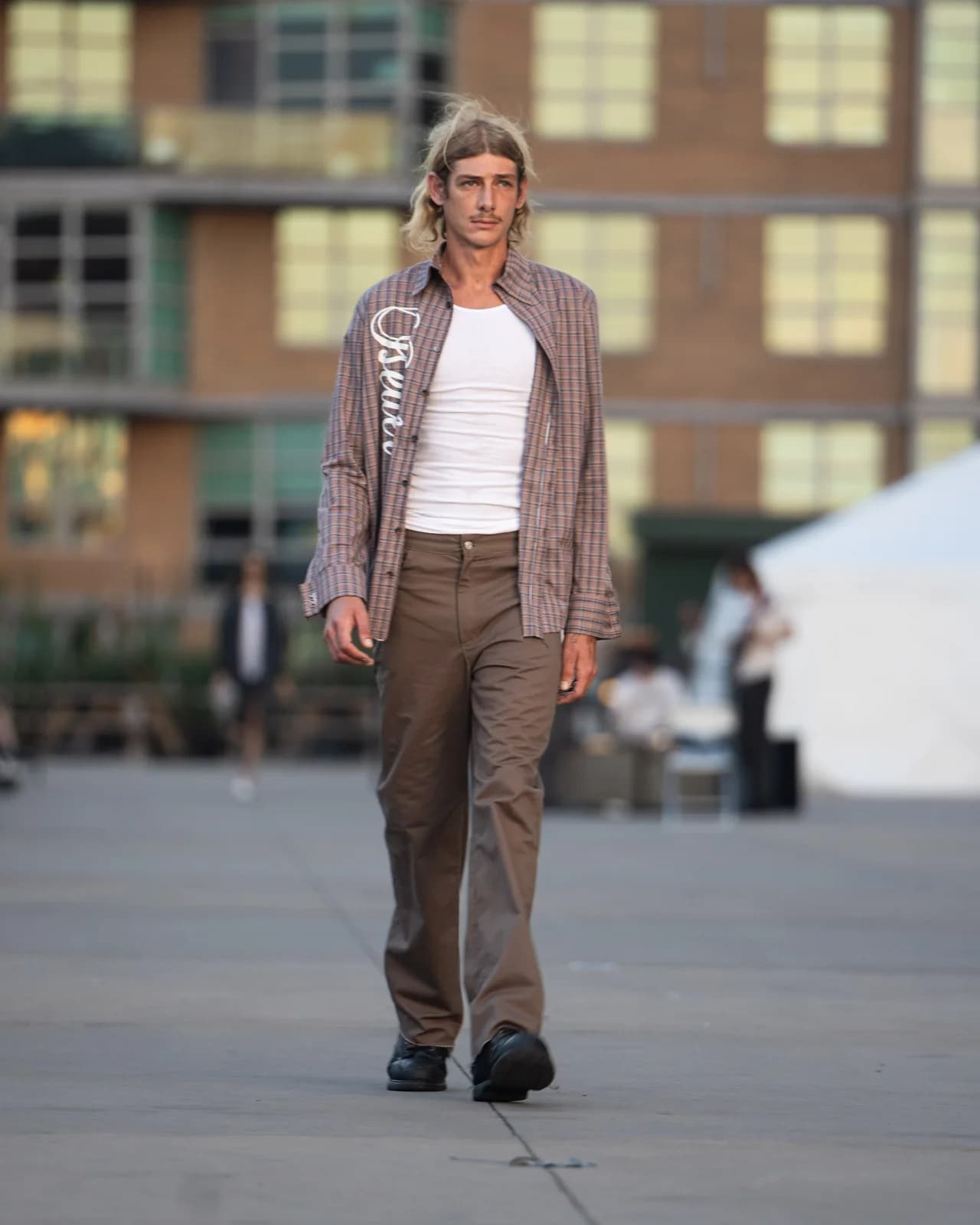 model wearing look 02 from the iseder spring/summer 2023 runway collection