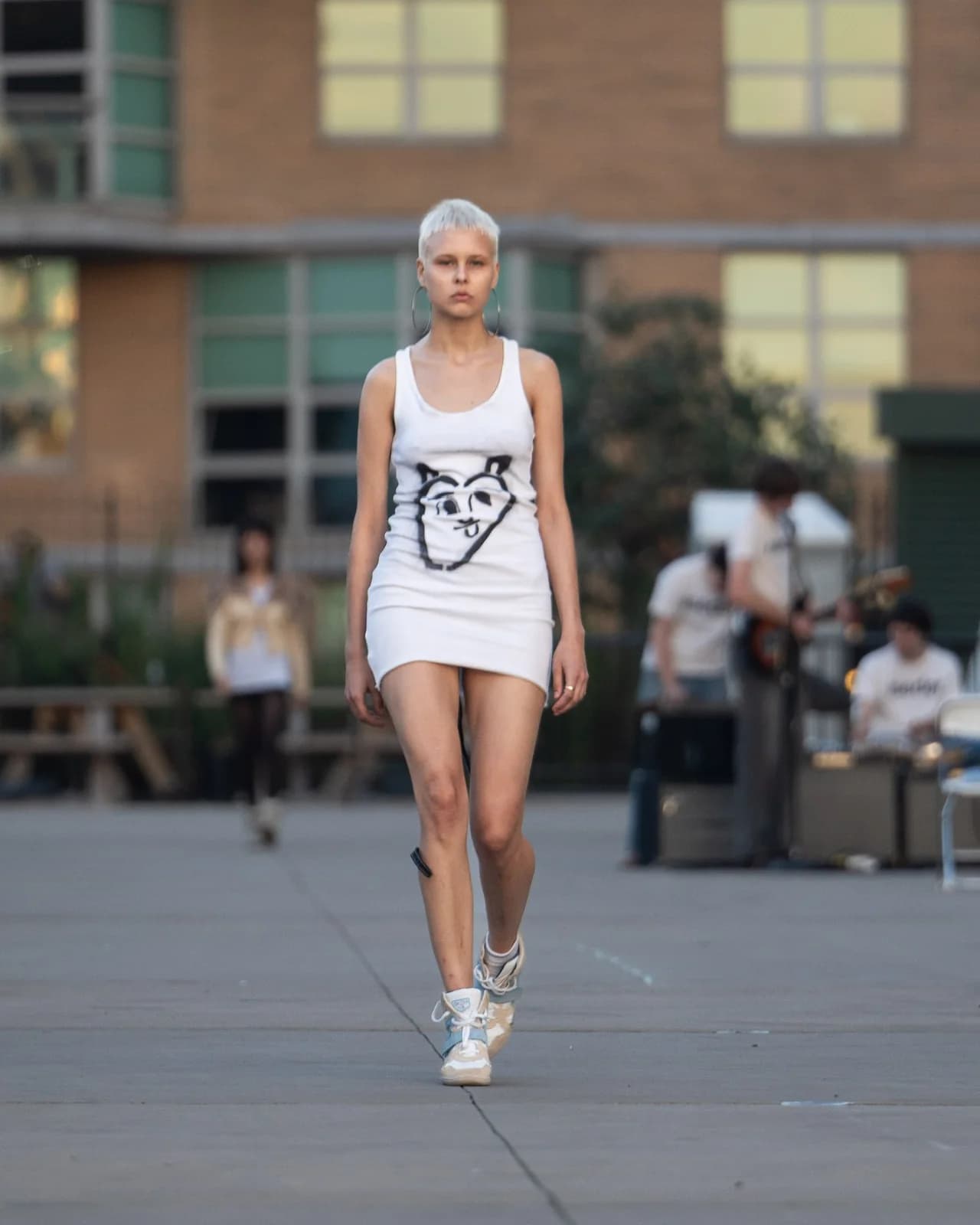 model wearing look 04 from the iseder spring/summer 2023 runway collection
