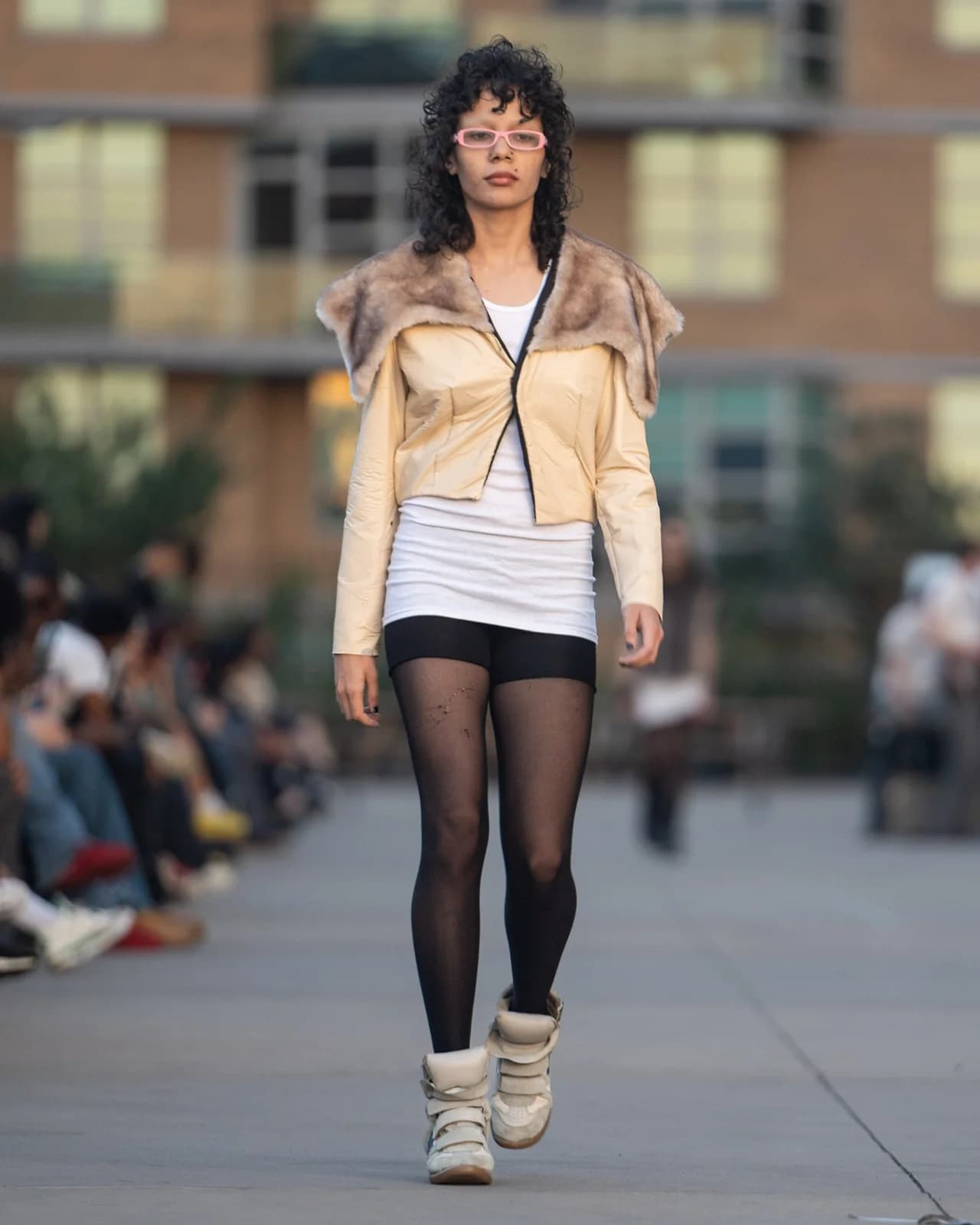 model wearing look 05 from the iseder spring/summer 2023 runway collection