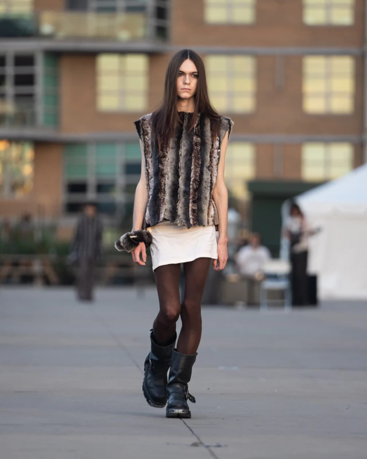 model wearing look 06 from the iseder spring/summer 2023 runway collection