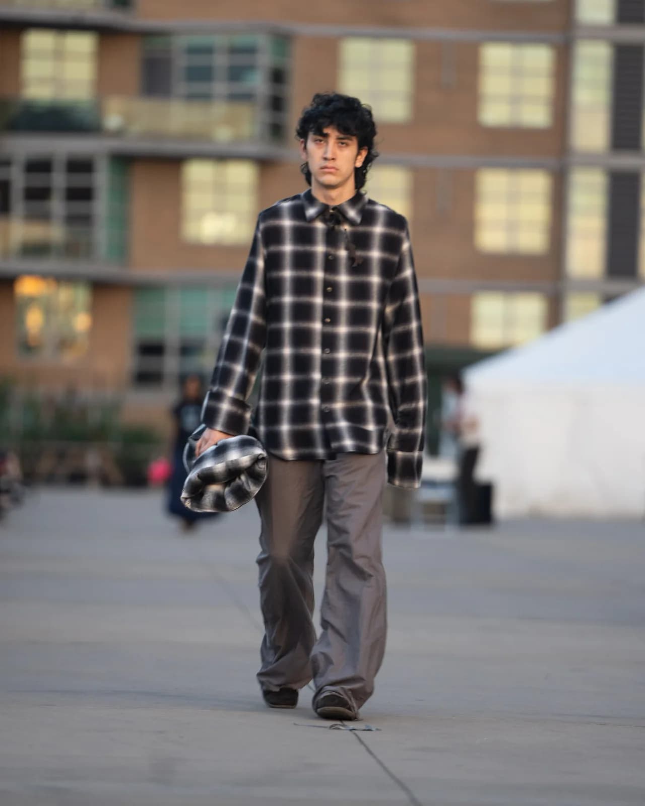 model wearing look 07 from the iseder spring/summer 2023 runway collection