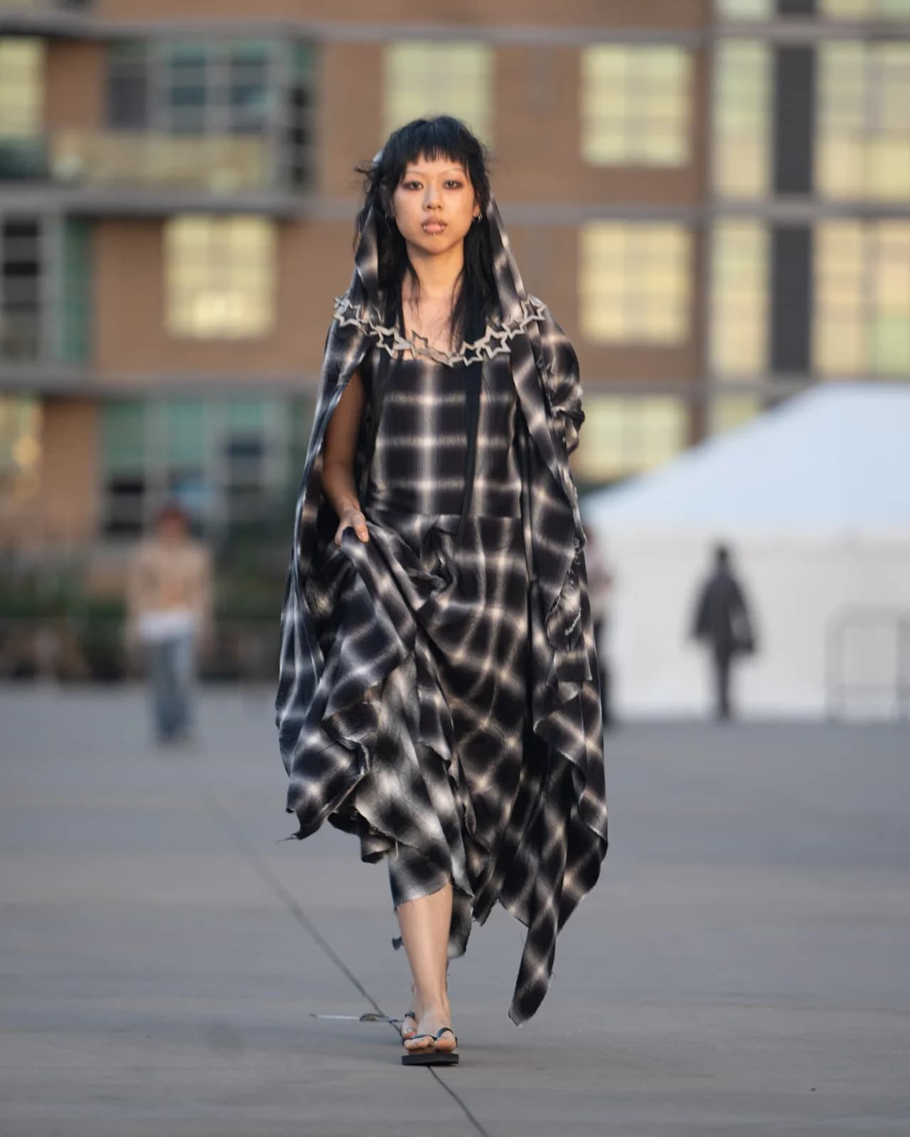 model wearing look 09 from the iseder spring/summer 2023 runway collection