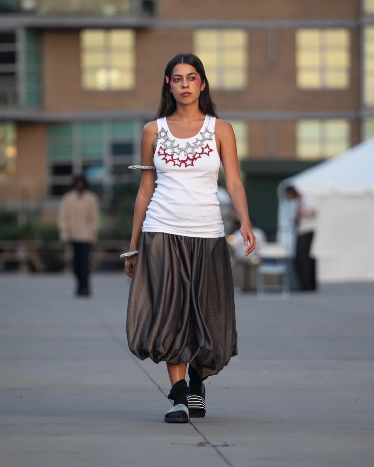 model wearing look 11 from the iseder spring/summer 2023 runway collection