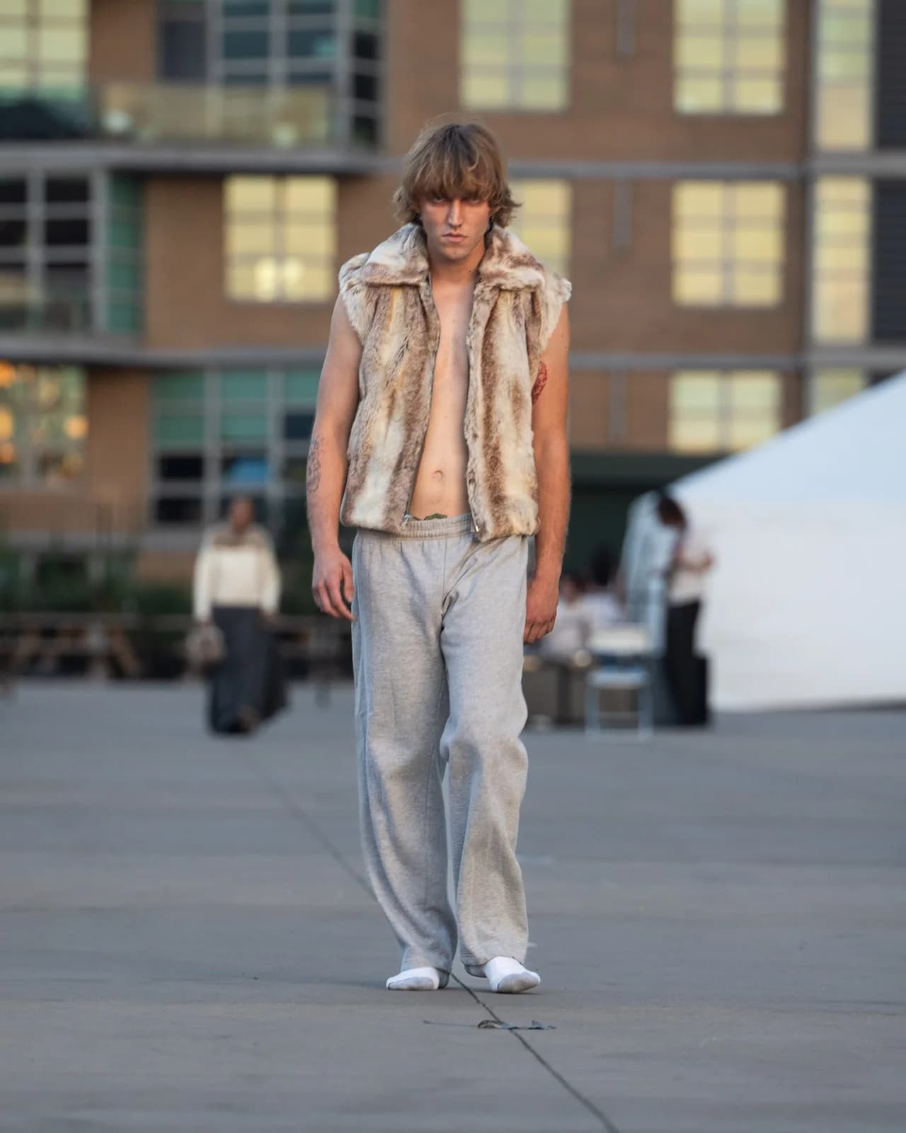 model wearing look 13 from the iseder spring/summer 2023 runway collection