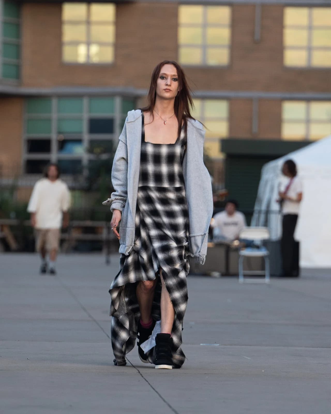 model wearing look 15 from the iseder spring/summer 2023 runway collection
