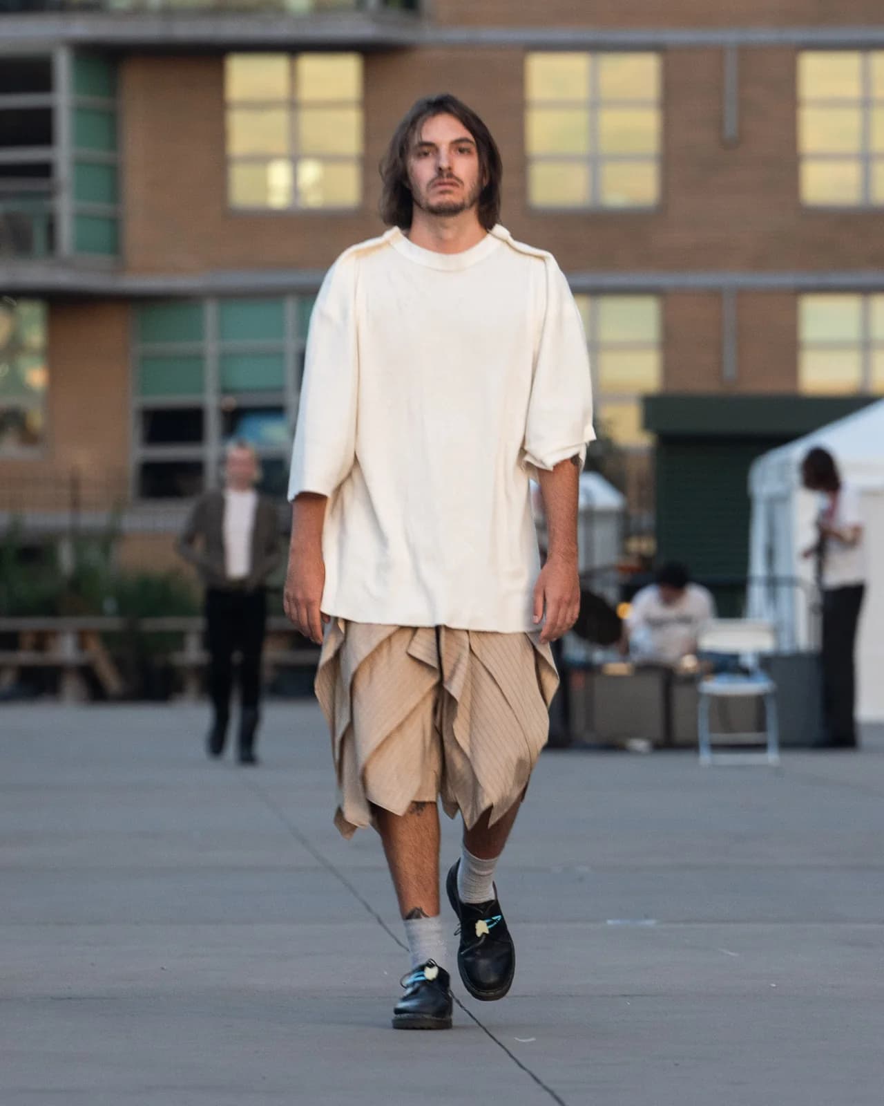 model wearing look 16 from the iseder spring/summer 2023 runway collection