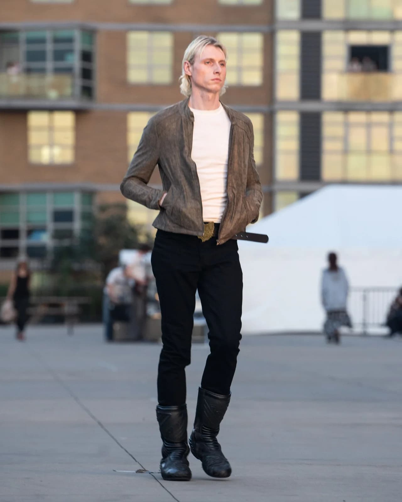 model wearing look 17 from the iseder spring/summer 2023 runway collection