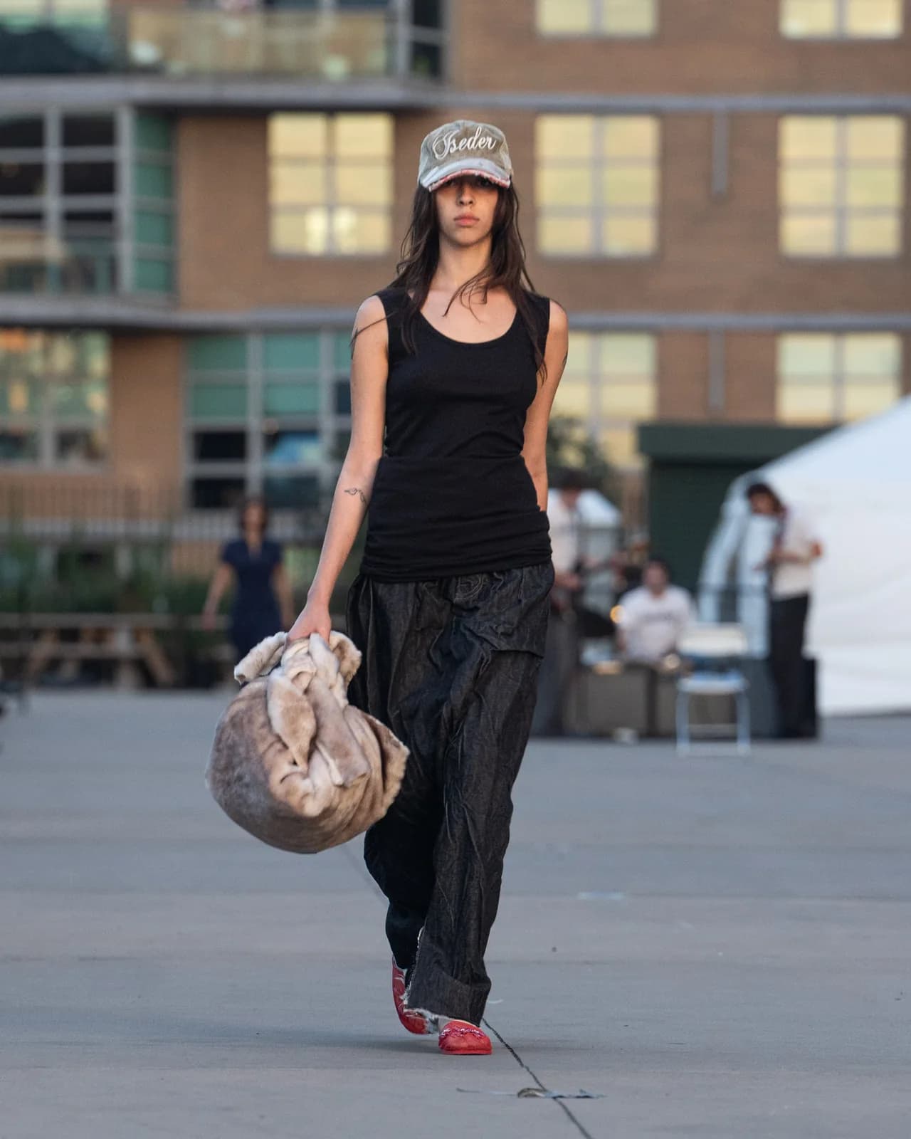 model wearing look 18 from the iseder spring/summer 2023 runway collection