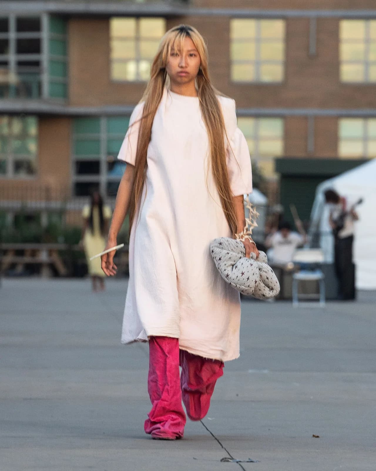 model wearing look 20 from the iseder spring/summer 2023 runway collection