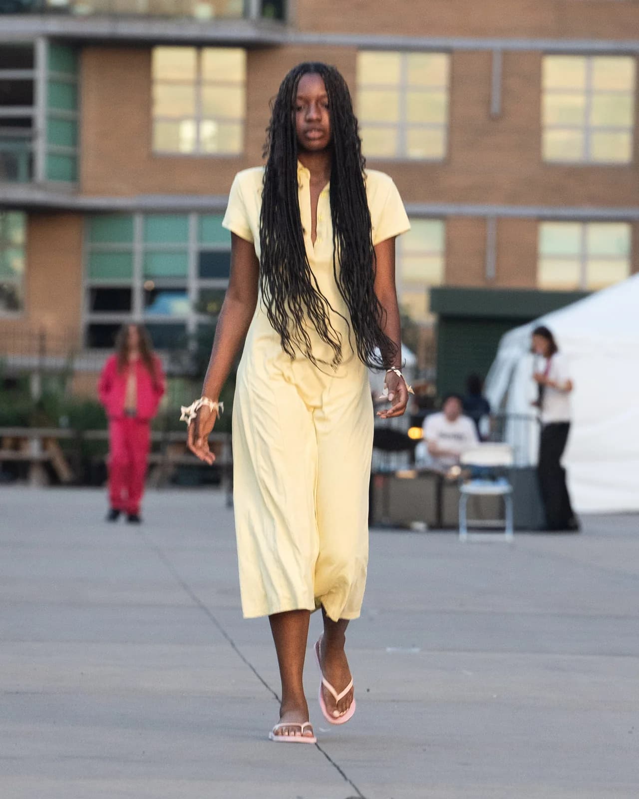 model wearing look 21 from the iseder spring/summer 2023 runway collection