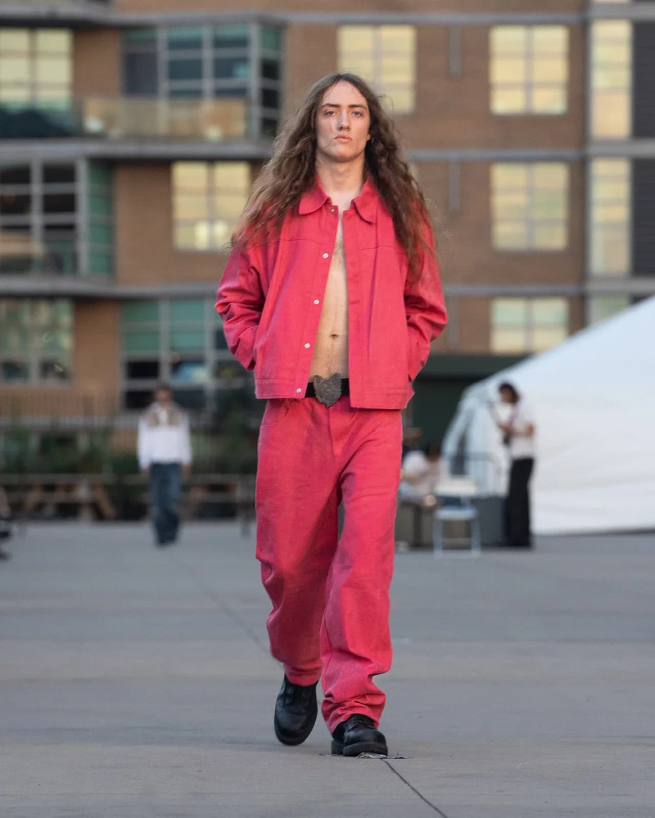 model wearing look 22 from the iseder spring/summer 2023 runway collection