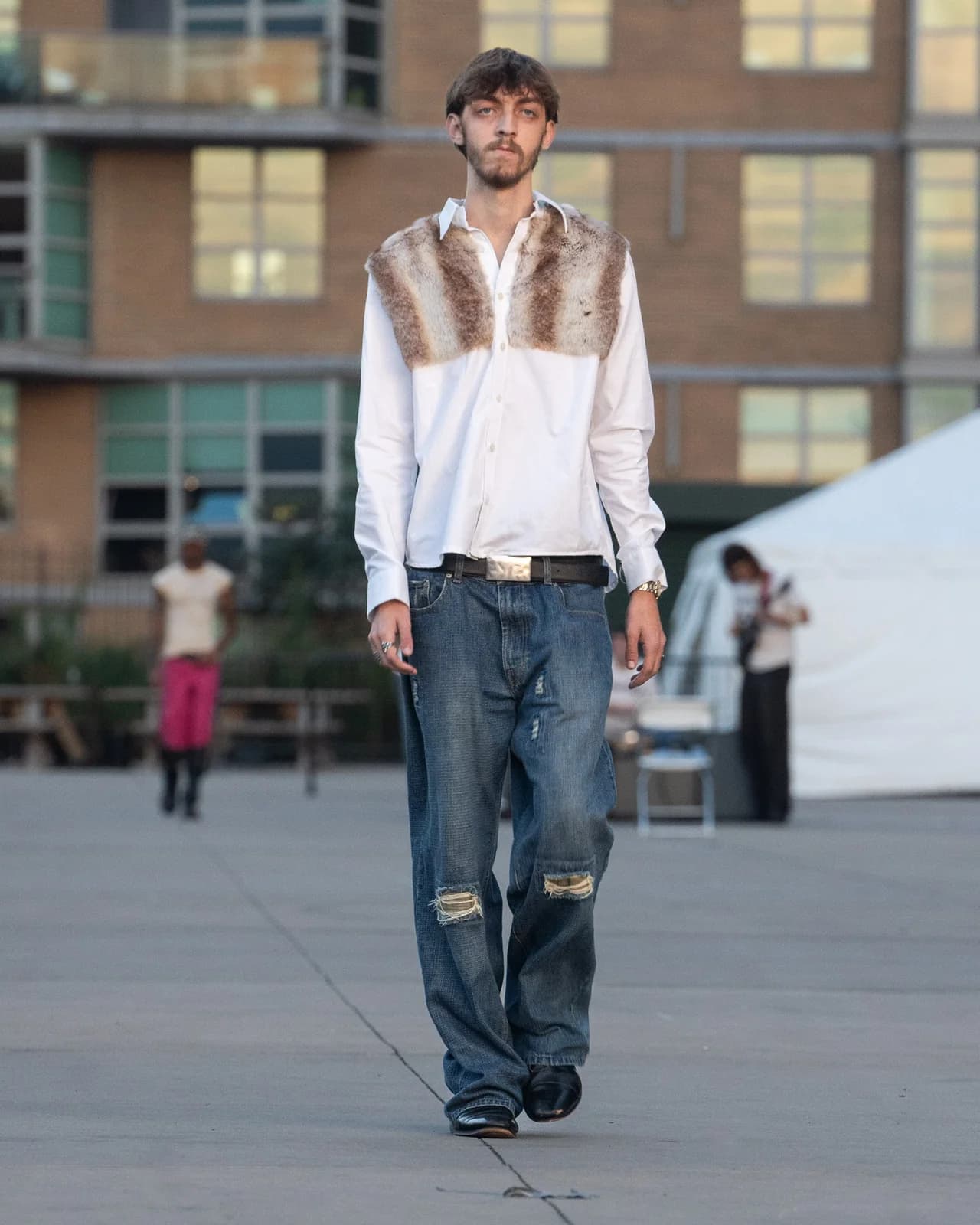 model wearing look 23 from the iseder spring/summer 2023 runway collection