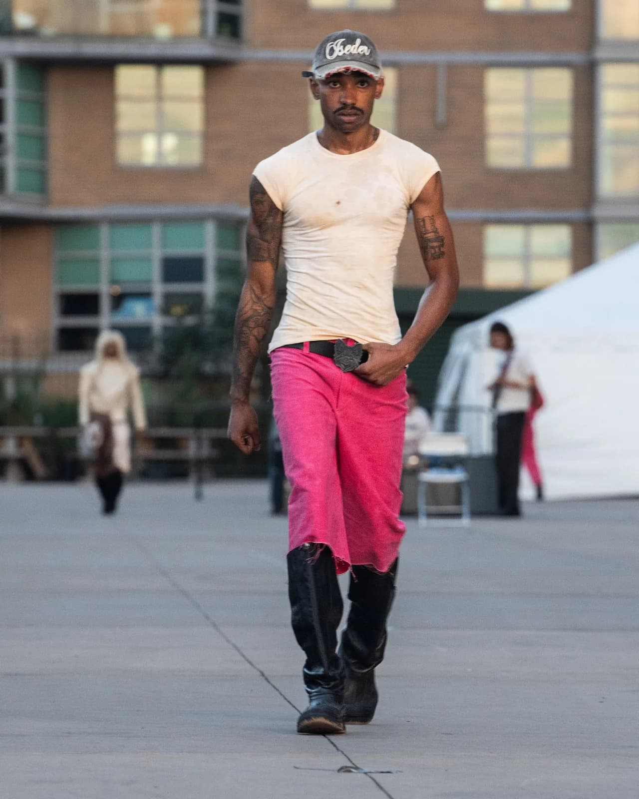 model wearing look 24 from the iseder spring/summer 2023 runway collection