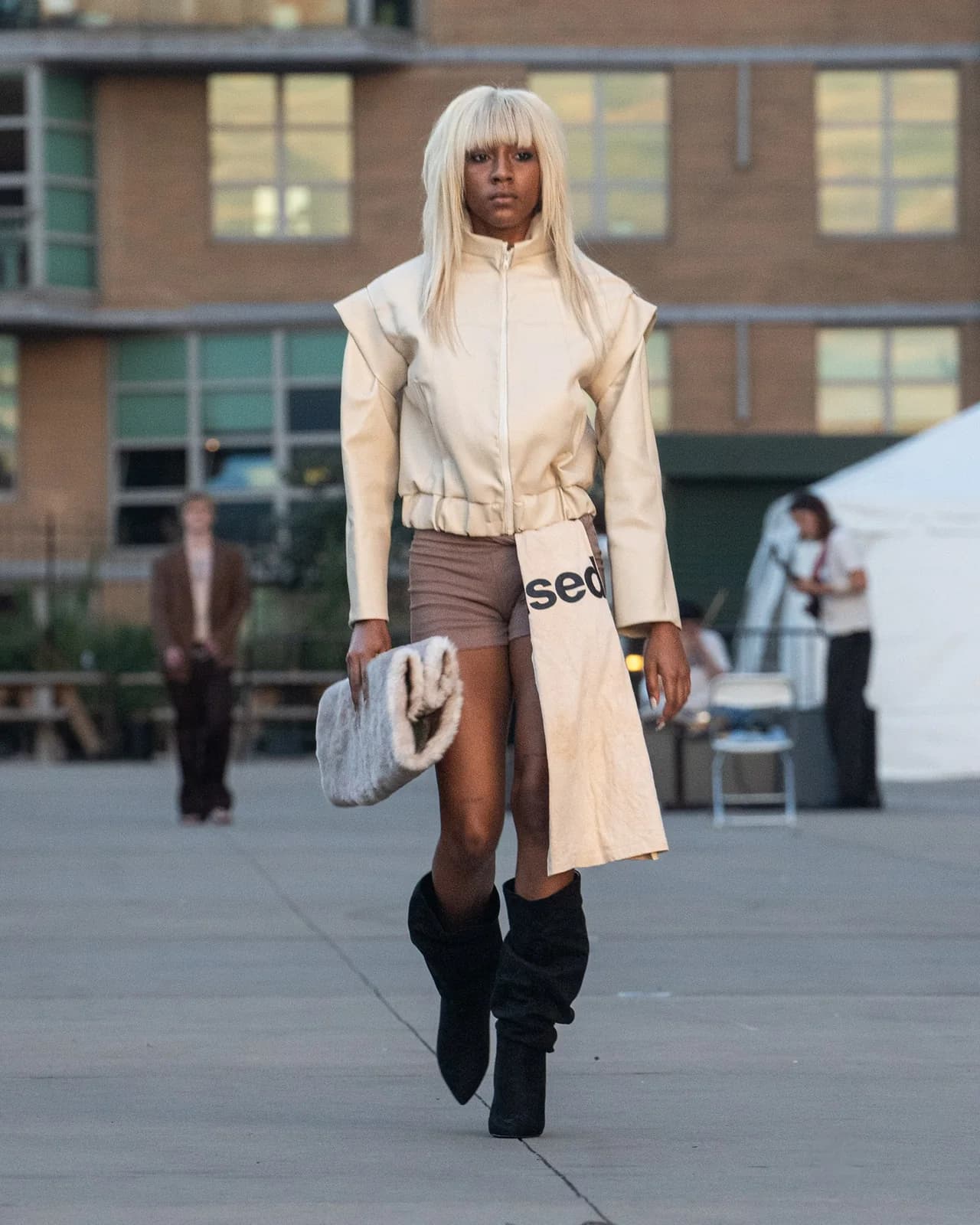 model wearing look 25 from the iseder spring/summer 2023 runway collection