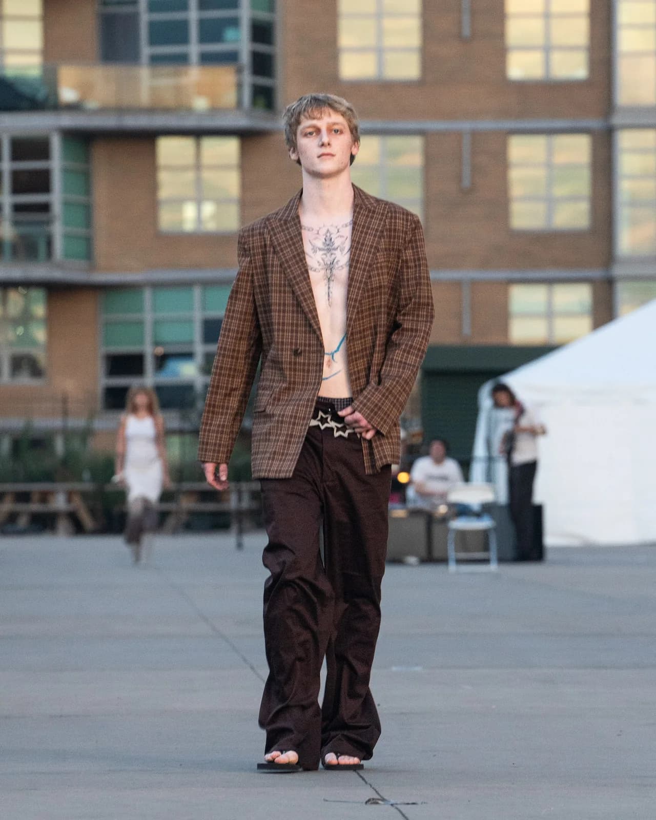model wearing look 26 from the iseder spring/summer 2023 runway collection