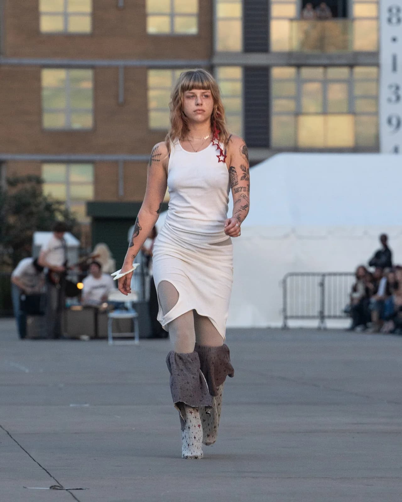 model wearing look 27 from the iseder spring/summer 2023 runway collection