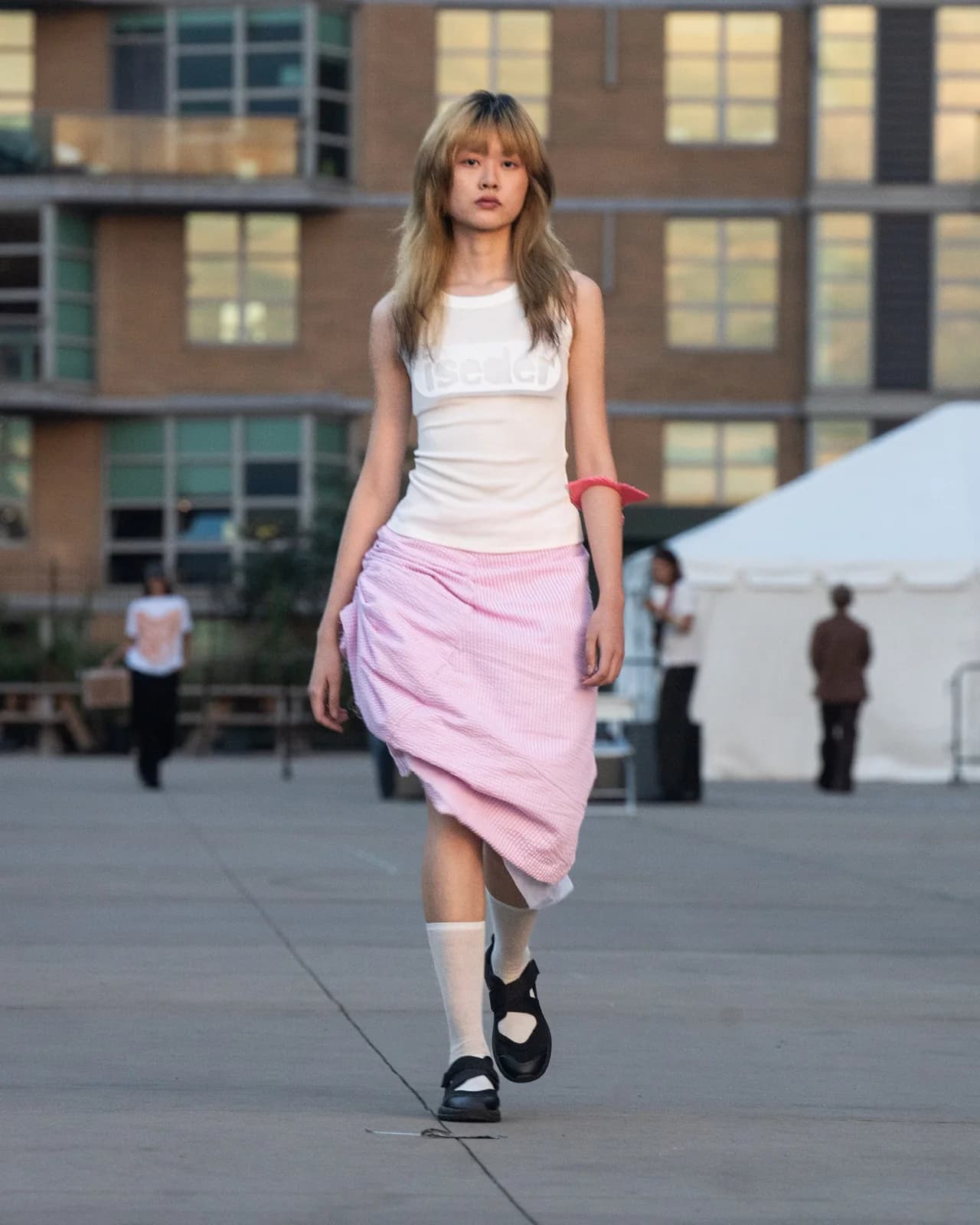 model wearing look 28 from the iseder spring/summer 2023 runway collection