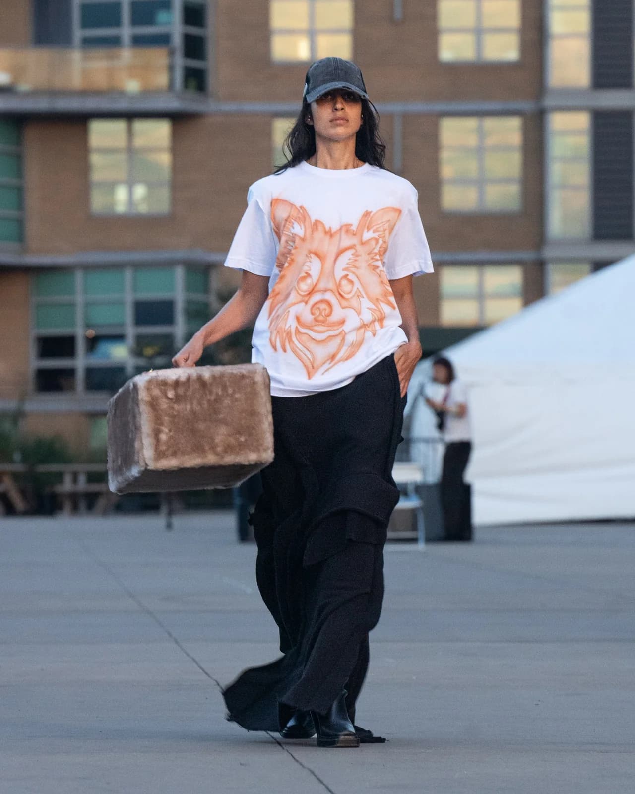 model wearing look 29 from the iseder spring/summer 2023 runway collection