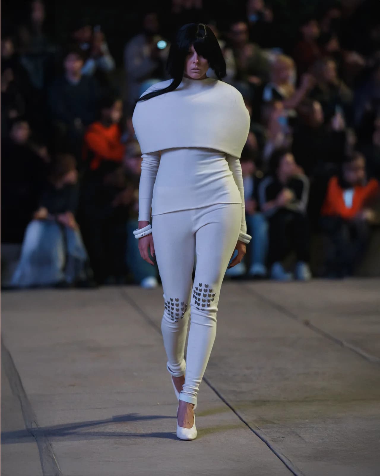model wearing look 01 from the iseder spring/summer 2024 runway collection