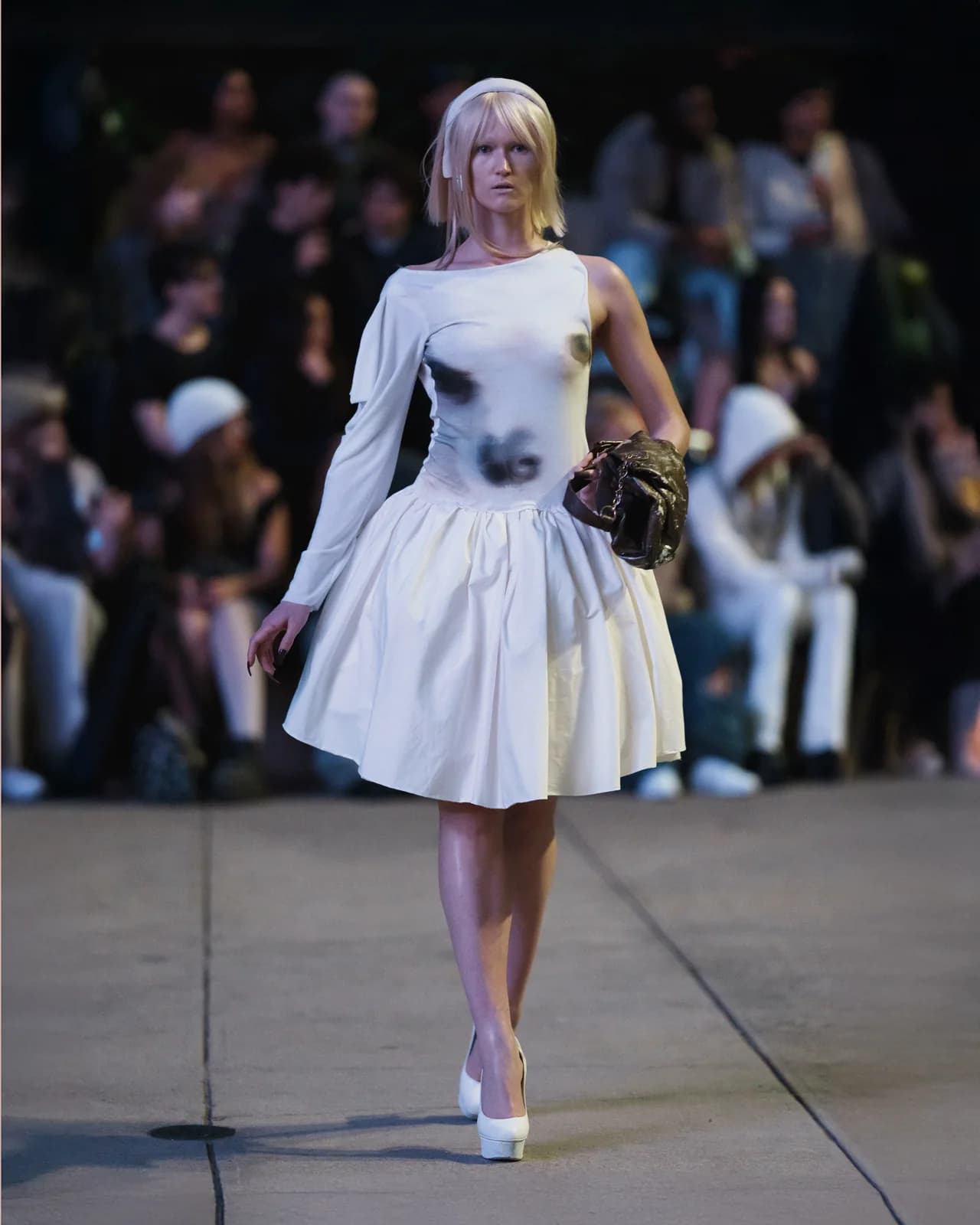 model wearing look 02 from the iseder spring/summer 2024 runway collection