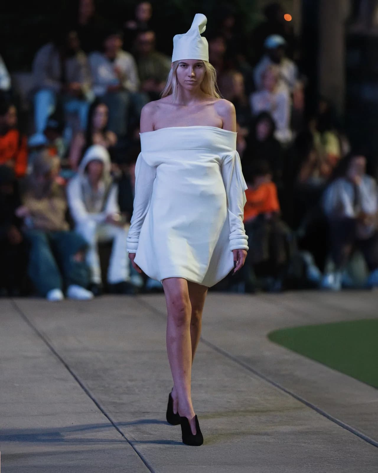 model wearing look 03 from the iseder spring/summer 2024 runway collection