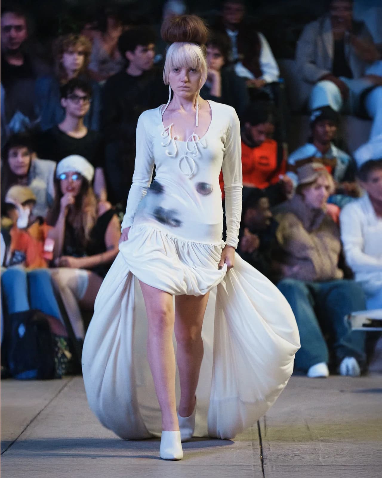 model wearing look 05 from the iseder spring/summer 2024 runway collection