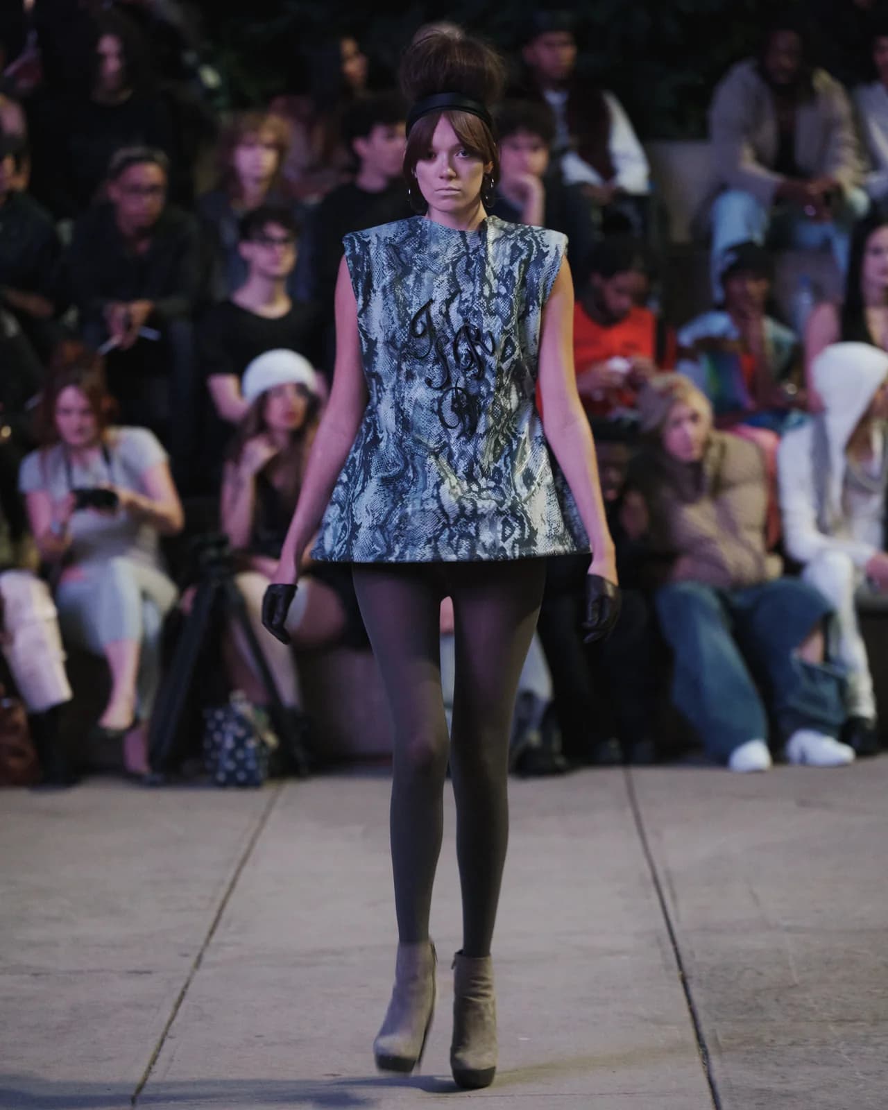 model wearing look 06 from the iseder spring/summer 2024 runway collection